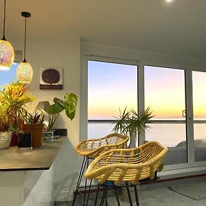 Stunning Sea View Two Double Bedroom - With Balcony - Opposite Beachfront Walk Apartment