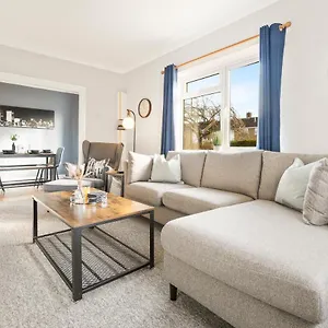 Stylish & Convenient 4br House W/ Garden & Parking Holiday home