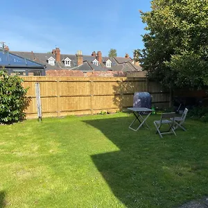 Lovely Westbourne - 15 Min Walk To Apartment